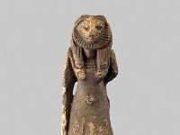 Aeg F 170  Aeg F 170, 18.-30. Dynastie, Löwenköpfige Göttin (Sachmet), Braungrünliche Fayence, H 6,1 cm, B 1,7 cm, T 1,3 cm : Bestandskatalog Ägypten, Museumsfoto: Claus Cordes